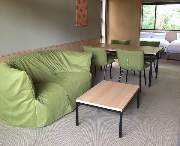 客室ソファー・ダイニングチェアーを新調しお部屋の雰囲気が一新致しました。