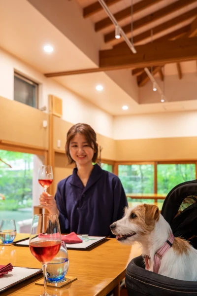 画像：愛犬と一緒に食事