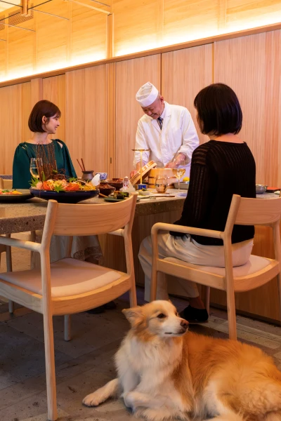 画像：愛犬と一緒に食事