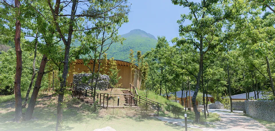 レジーナリゾート由布院 本館と由布岳