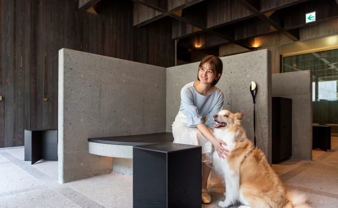 写真：ベランダで愛犬とくつろぐ